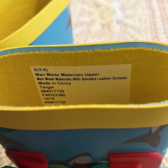 Kids  waterproof garden boots NWT by Sun Squad.  With fun shark patterns. - Picture 8 of 9